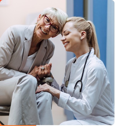 Médica conversando com paciente