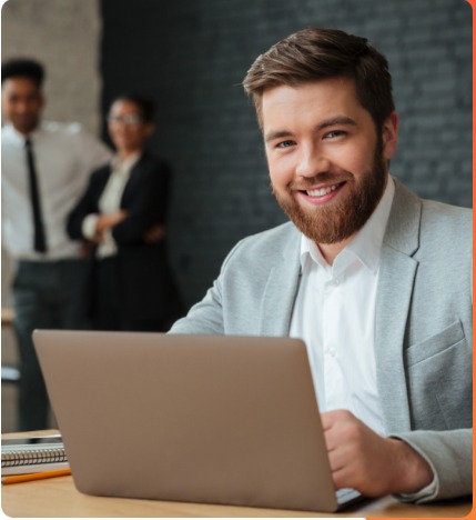 Executivo trabalhando em notebook